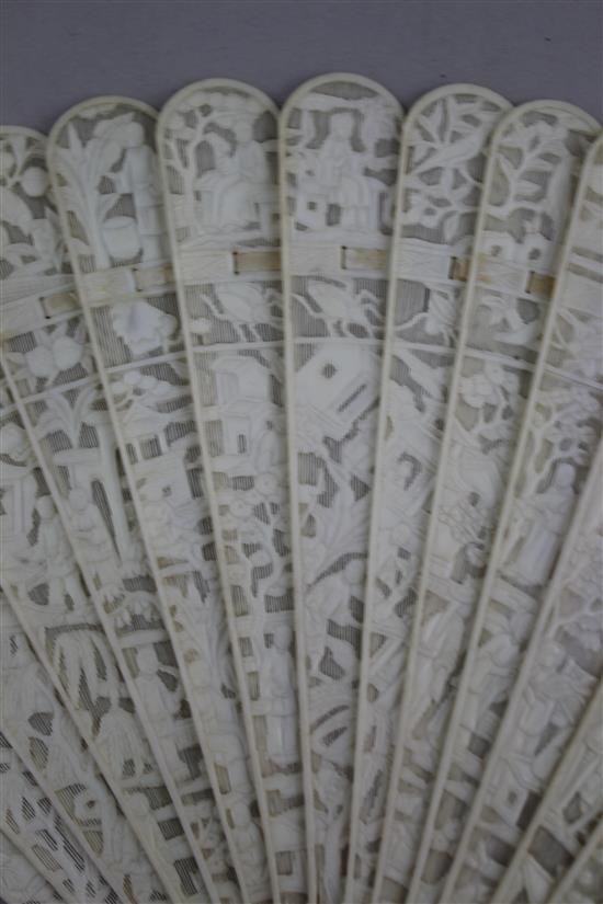 A Chinese export ivory brise fan, 19th century, 19cm, lacking guards